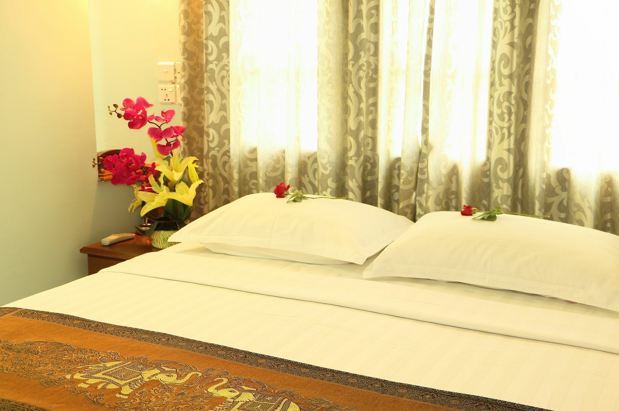 Royal City Hotel Мандалей Екстериор снимка